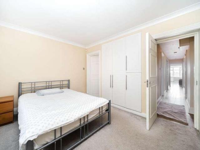 Flat for sale in Golders Green, Greater London