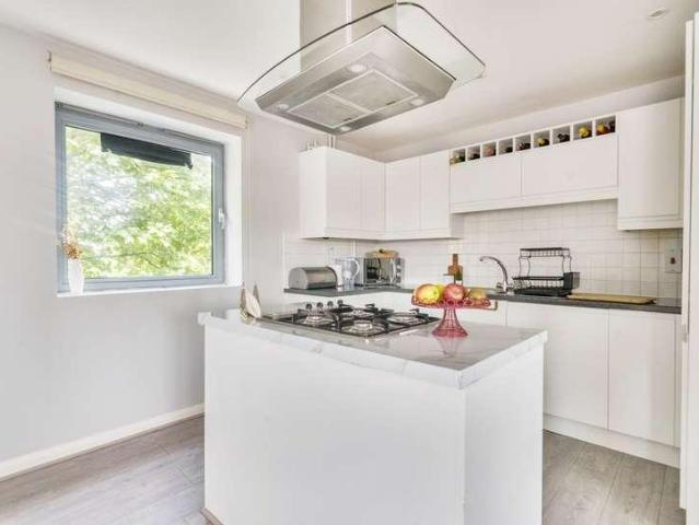 Flat for sale in Streatham, Greater London