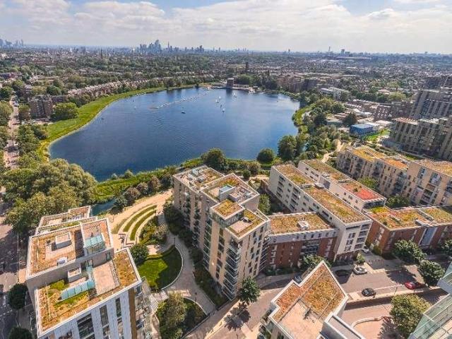 Flat for sale in Woodberry Down, Stamford Hill
