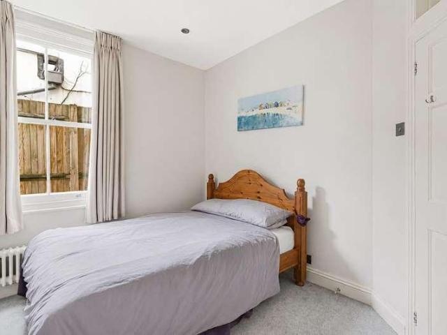 Flat for sale in Summerstown, Greater London