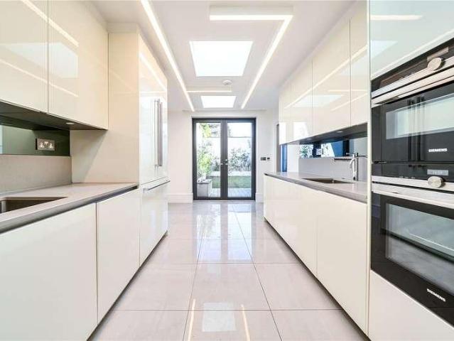 Flat for sale in Temple Fortune, Greater London