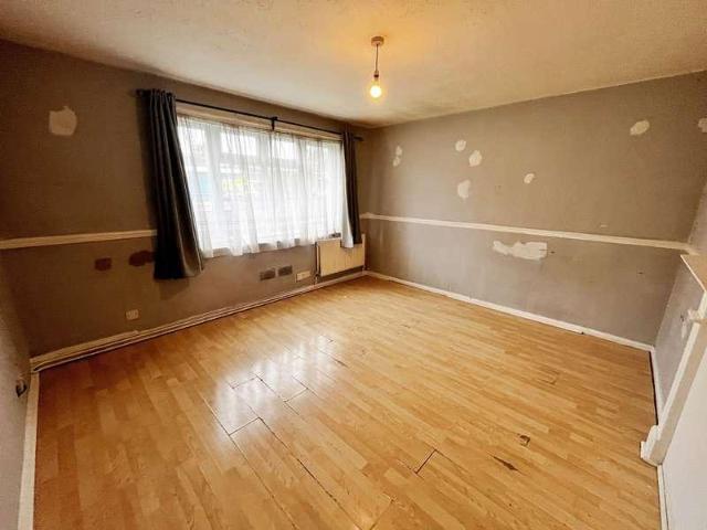Flat for sale in London Borough of Ealing, Greenford