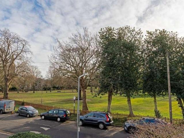 Flat for sale in Wanstead, Greater London