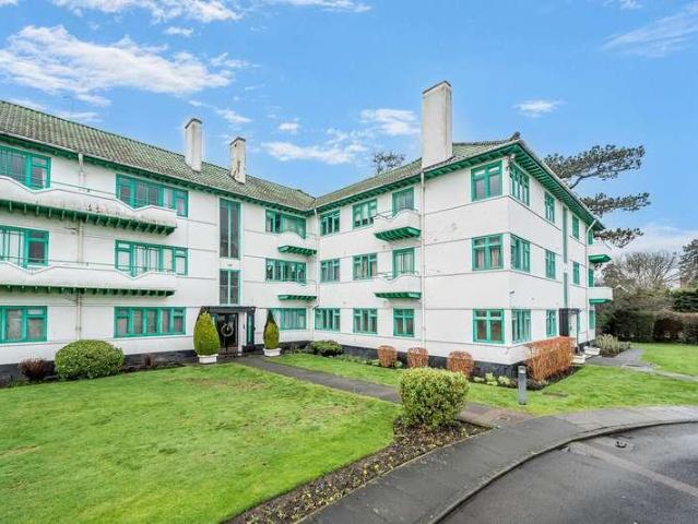 Flat for sale in Pinner, Greater London