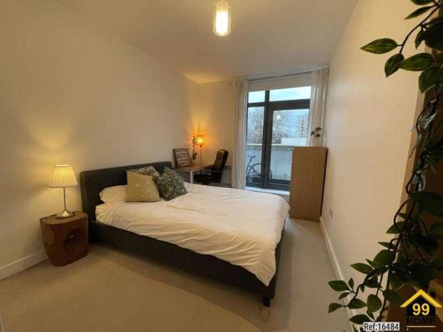 Flat for sale in St. George in the East, Wapping