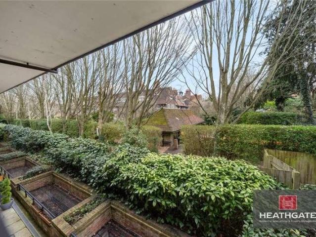 Flat for sale in Golders Green, Greater London