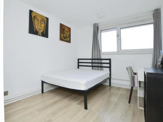 Flat for sale in E15, London