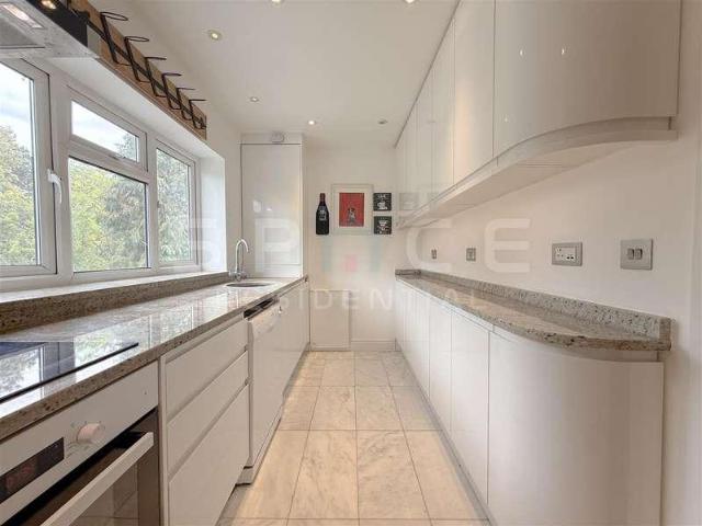 Flat for sale in Mill Hill, Greater London