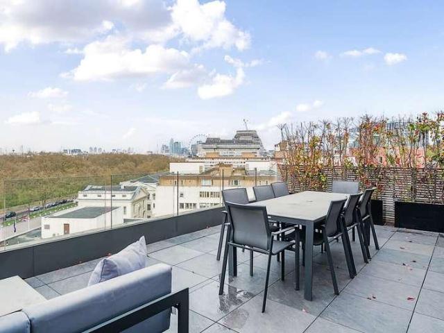 Flat for sale in Victoria, Greater London