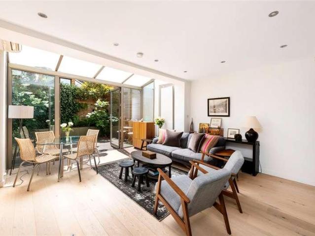 Flat for sale in Royal Borough of Kensington and Chelsea, Greater London