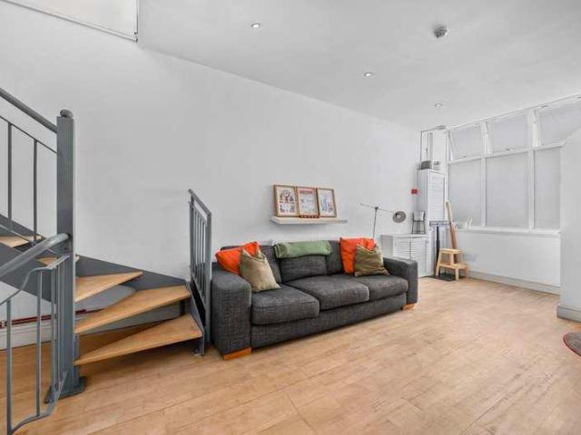 Flat for sale in Highbury, Greater London
