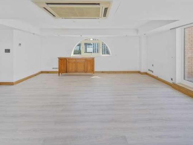 Flat for sale in Nine Elms, Greater London