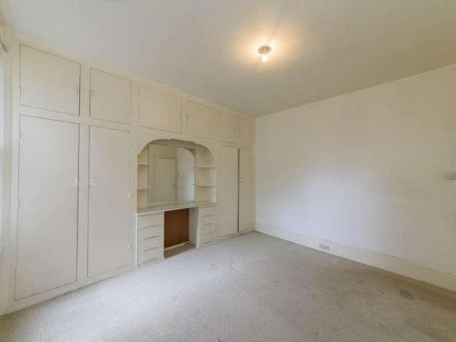 Flat for sale in North Finchley, Greater London