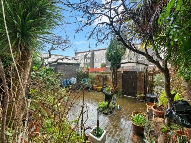 Flat for sale in London Borough of Ealing, Greater London