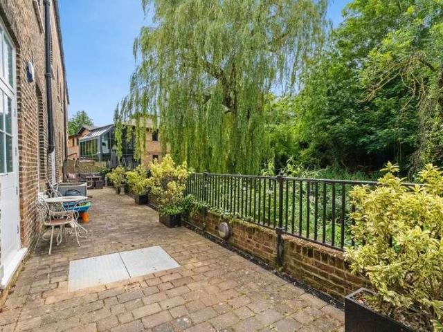 Flat for sale in Greater London