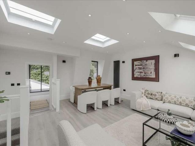 Flat for sale in Shepherd's Bush, Greater London