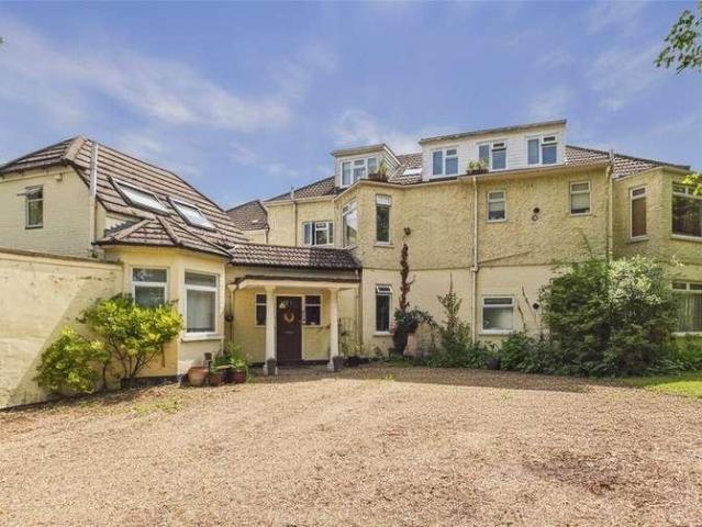 Flat for sale in Heol-las, Surrey
