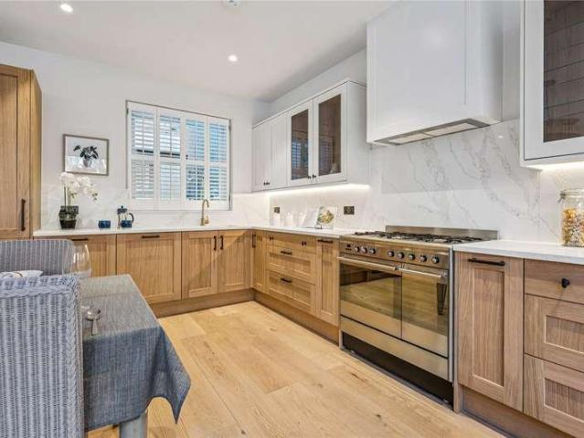 Flat for sale in Balham, Greater London