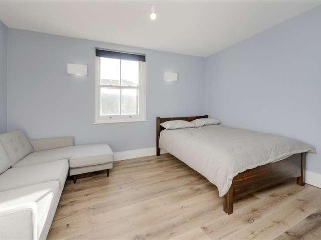 Flat for sale in W12, Cat Hill