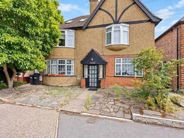 Flat for sale in London Borough of Hounslow, Feltham