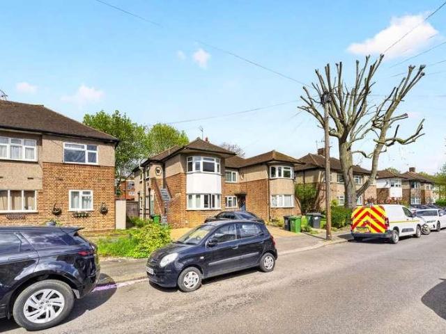 Flat for sale in Chingford, Greater London