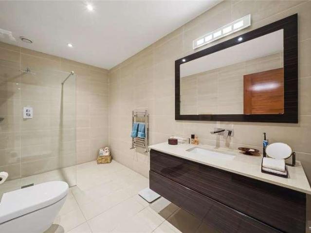 Flat for sale in Golders Green, Greater London