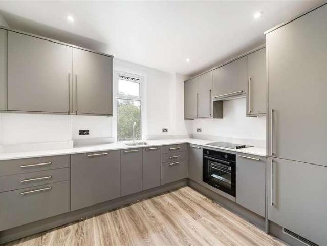 Flat for sale in London Borough of Merton, Raynes Park