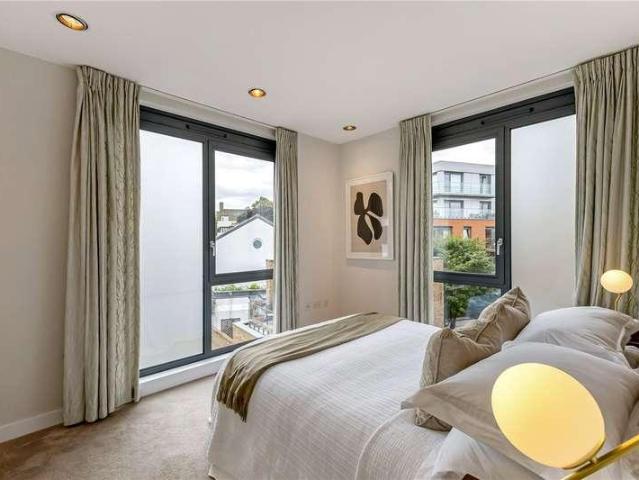 Flat for sale in Clapham, Greater London