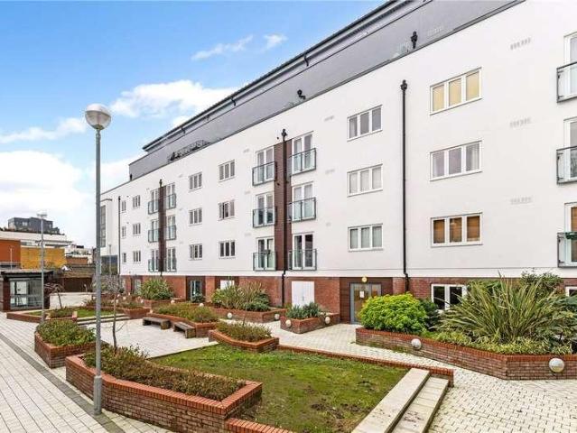 Flat for sale in Stockwell, Greater London