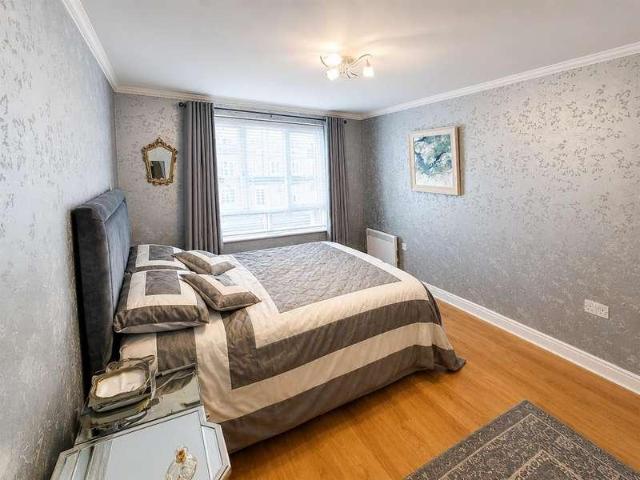 Flat for sale in Batchworth, Hertfordshire