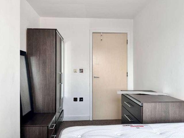 Flat for sale in E16, London