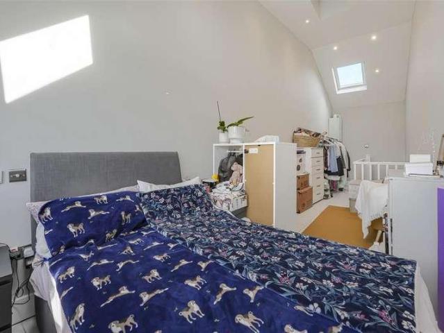 Flat for sale in London Borough of Merton, Raynes Park
