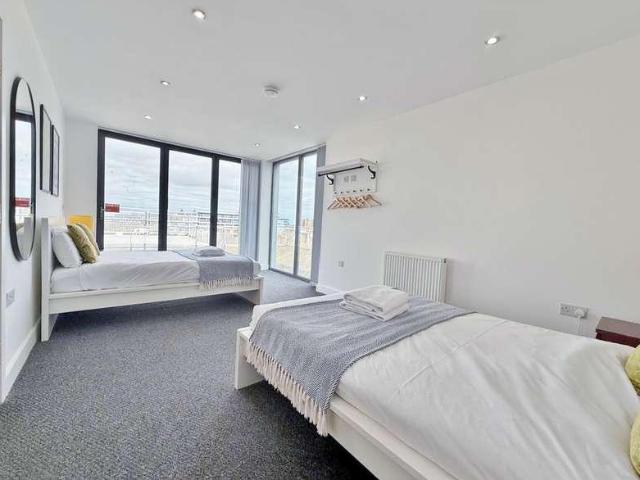 Flat for sale in Chinatown, Calderstones