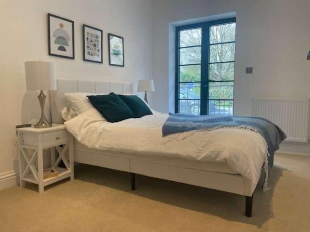 Flat for sale in Berrylands, Greater London