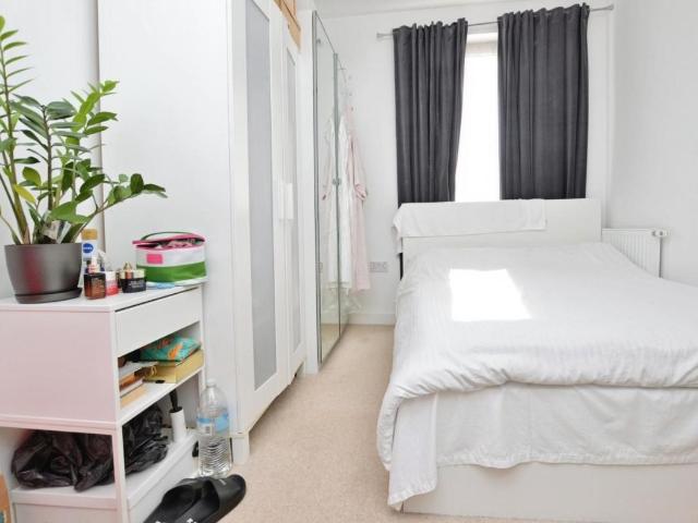 Flat for sale in Canning Town, Greater London