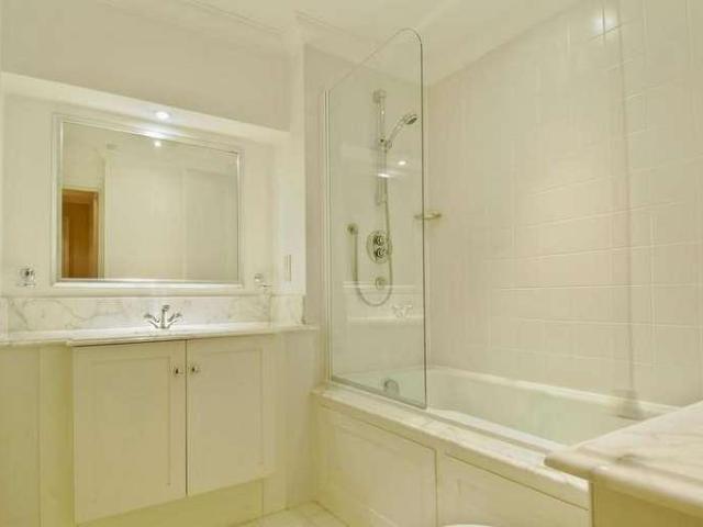 Flat for sale in Marylebone, Greater London