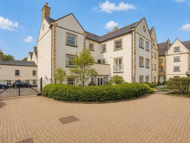 Flat for sale in Tetbury Upton, Cotswold