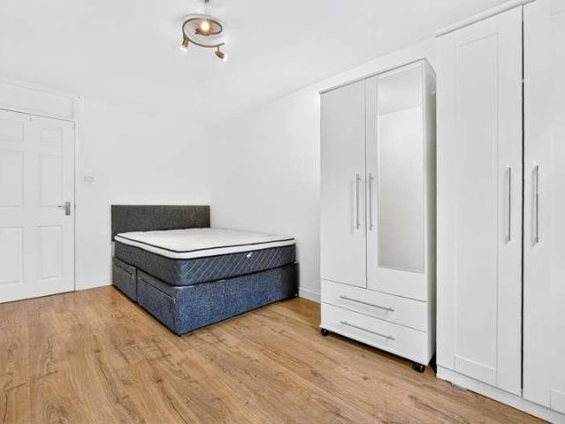 Flat for sale in Archway, Greater London