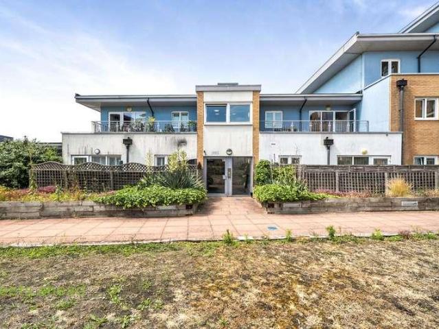 Flat for sale in London Borough of Croydon, Waddon