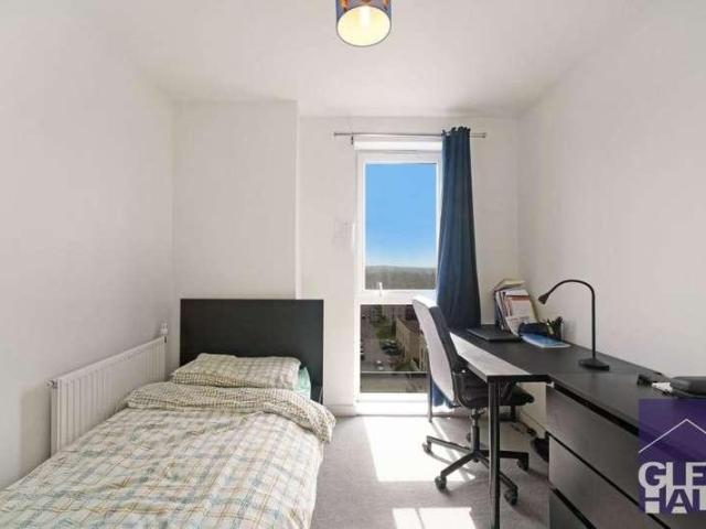 Flat for sale in Edgware, London Borough of Barnet