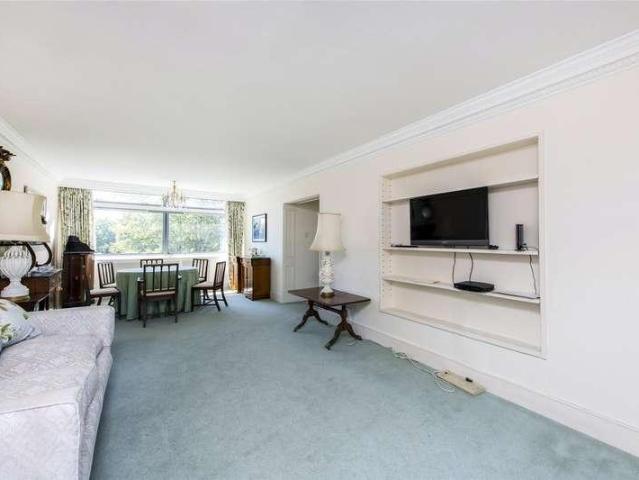 Flat for sale in Kensington, Greater London