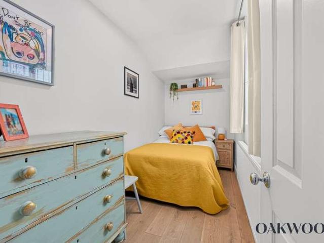 Flat for sale in Brownswood Park, Greater London