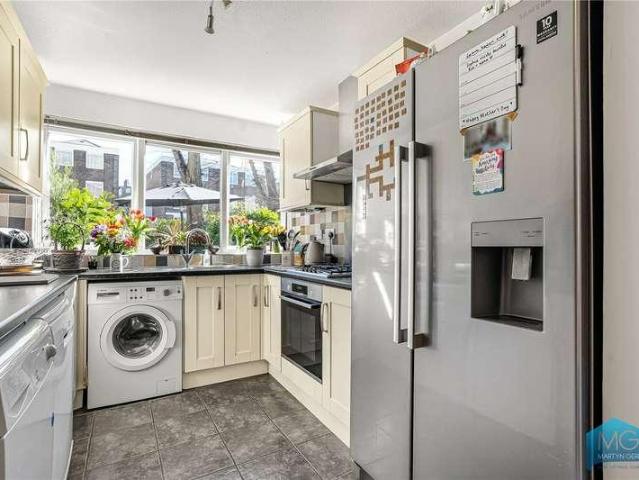 Flat for sale in Holloway, Greater London
