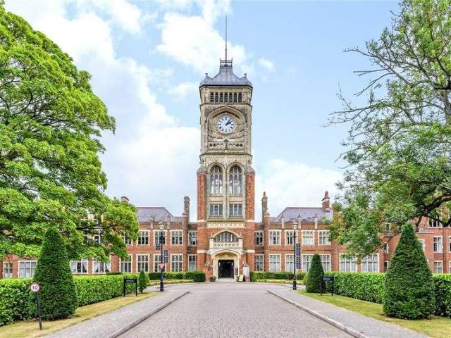 Flat for sale in Connaught Park, Bushey