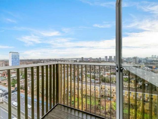 Flat for sale in Canning Town, Greater London
