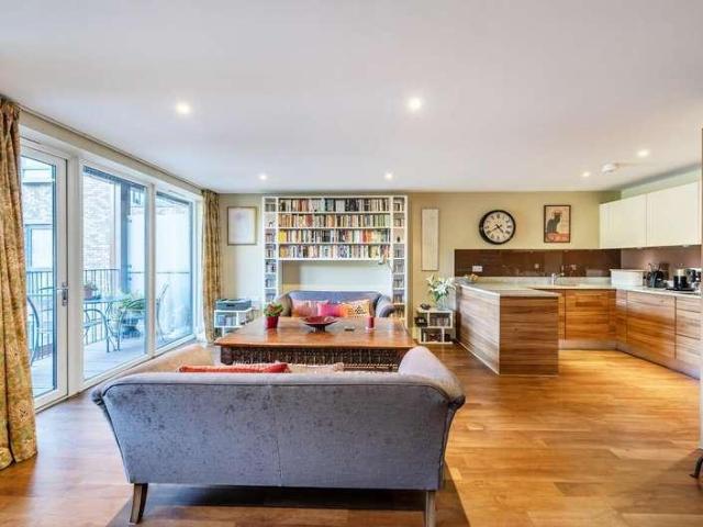 Flat for sale in Little Stanmore, Greater London