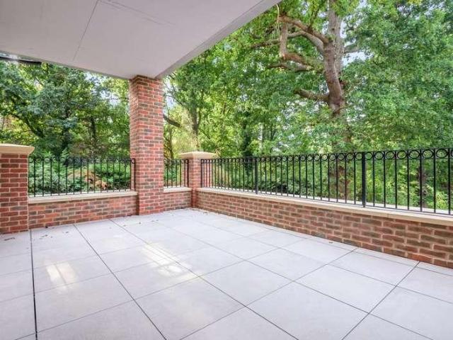 Flat for sale in Elstree and Borehamwood, Elstree