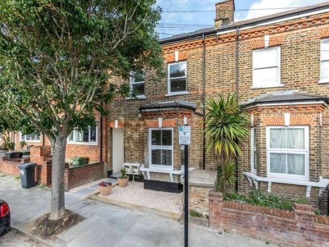 Flat for sale in Tulse Hill, Greater London