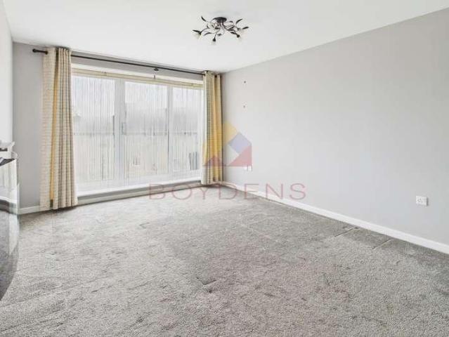 Flat for sale in Chelmondiston, Suffolk