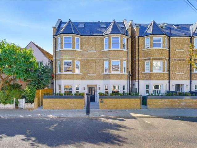 Flat for sale in London Borough of Wandsworth, Greater London